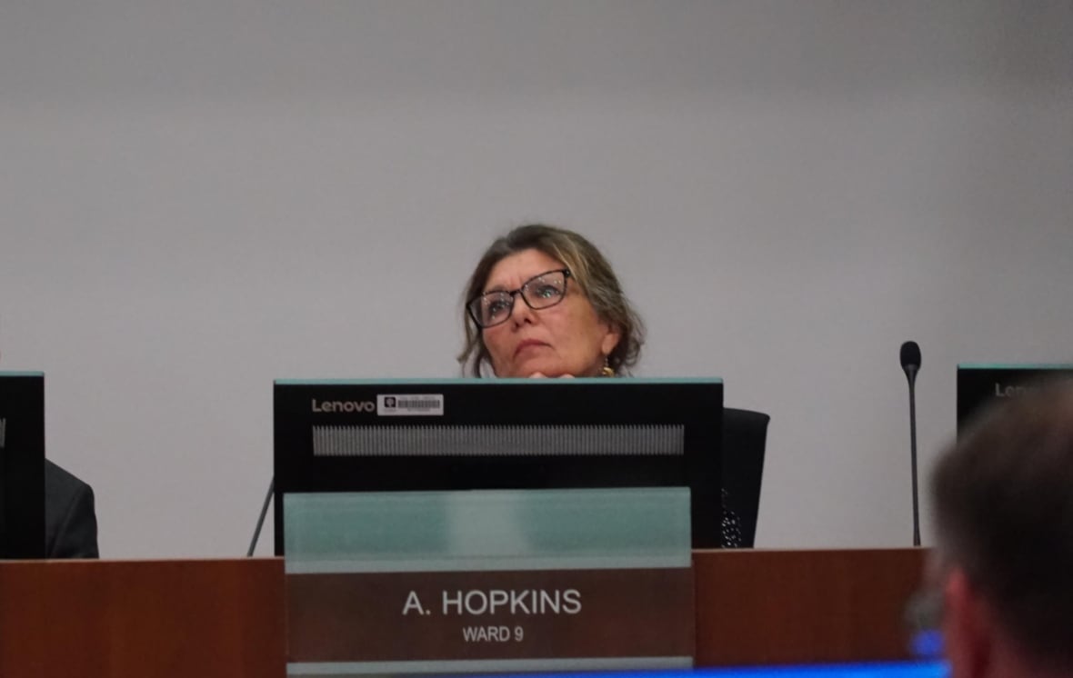 A vereadora Anna Hopkins ouve um de seus eleitores se manifestar contra a proposta da Pack Rd. 6309 em 15 de julho de 2025.