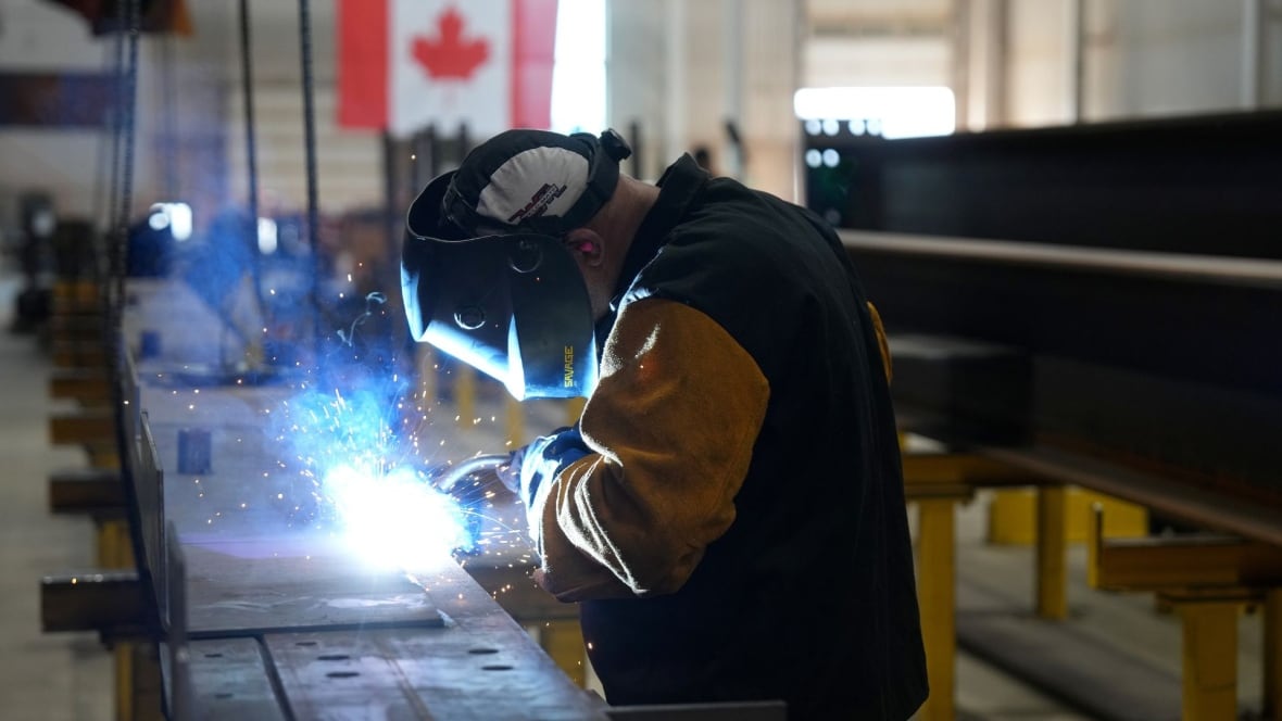 Works Welds Metal y la bandera canadiense de acero aparecen en distancia.