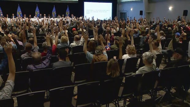 Danielle Smith finds friendly, anti-Ottawa crowd at the Alberta Next town hall