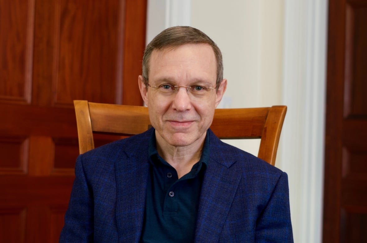 Harvard Prof. DR. Avi Loeb lidera o projeto Galileo de Cambridge, Massachusetts, que está procurando sinais tecnológicos de vida extraterrestre. 