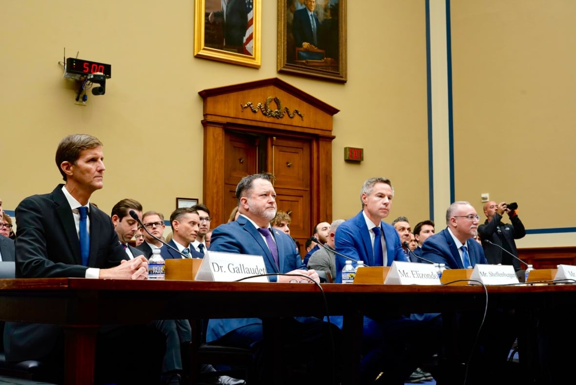 Quatro testemunhas testemunham os membros do Congresso durante uma audiência sobre o Capitol Hill.