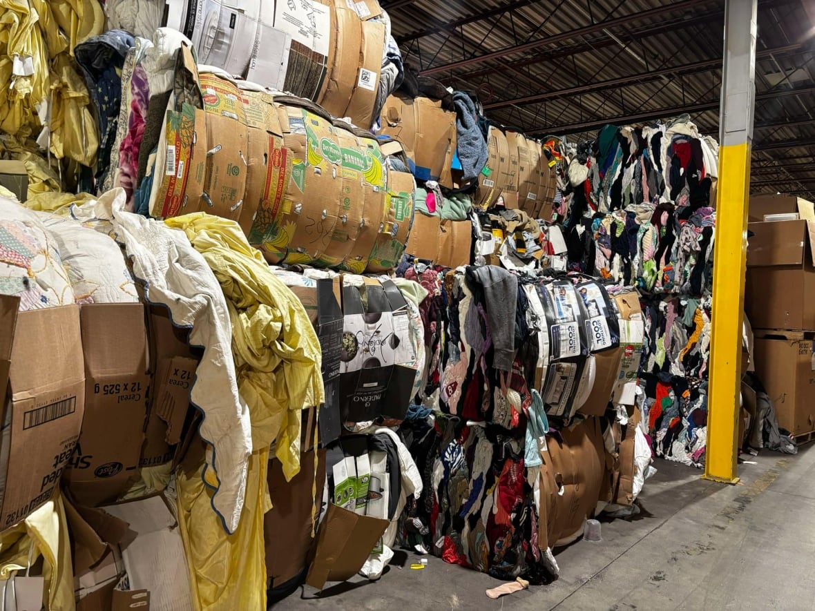 Pilhas de roupas e caixas embaladas