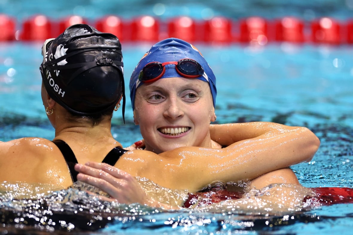 Zwei Schwimmerinnen.
