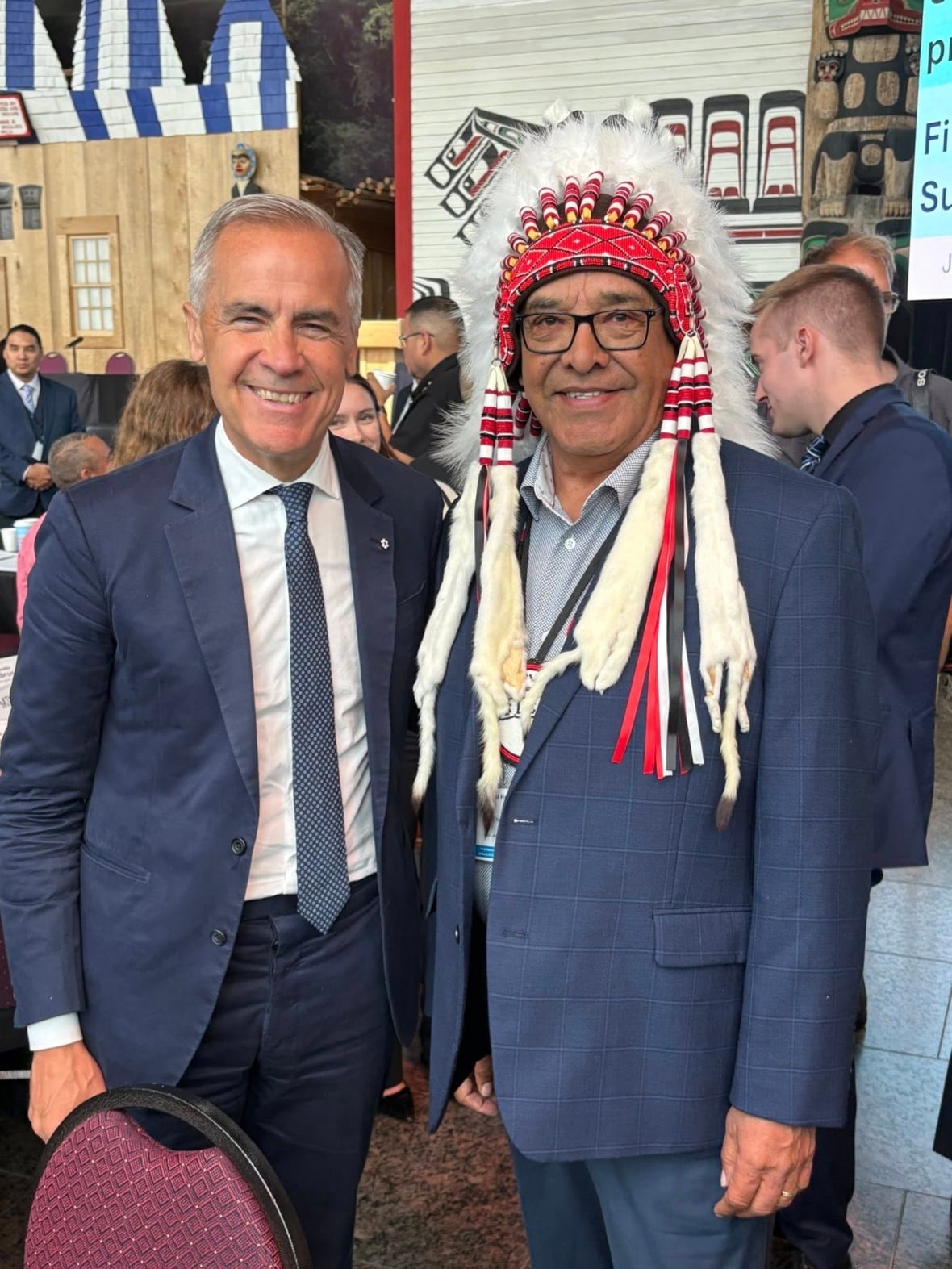 A picture of the current Prime Minister of Canada, and the Chief of Shoal Lake Cree Nation. 