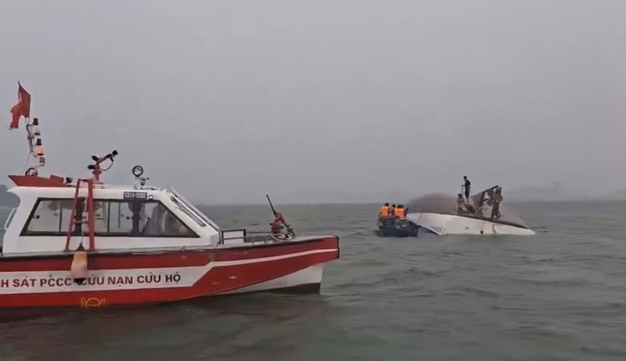 Rescue operations in Ha Long Bay