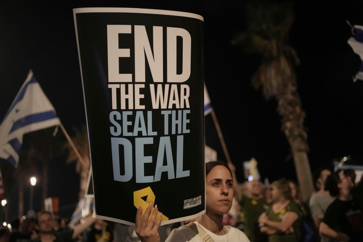 Hold a sign of people who are stored in the night, "Stop the war, print agreement."