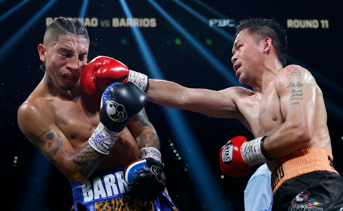 Un boxeador lanza un puñetazo directo de derecha mientras los focos iluminan la arena.