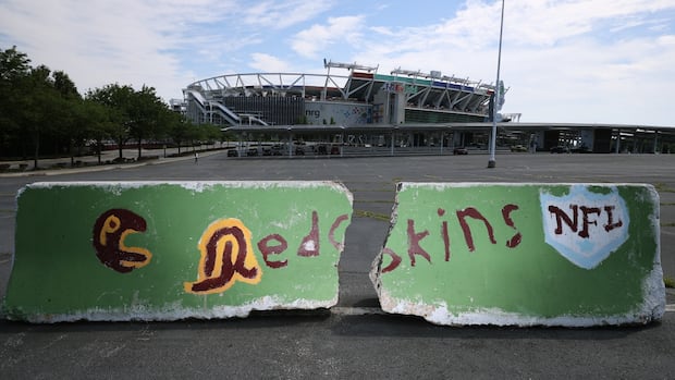 Trump threatens to hold up stadium deal if Washington Commanders don't switch back to Redskins | CBC Sports