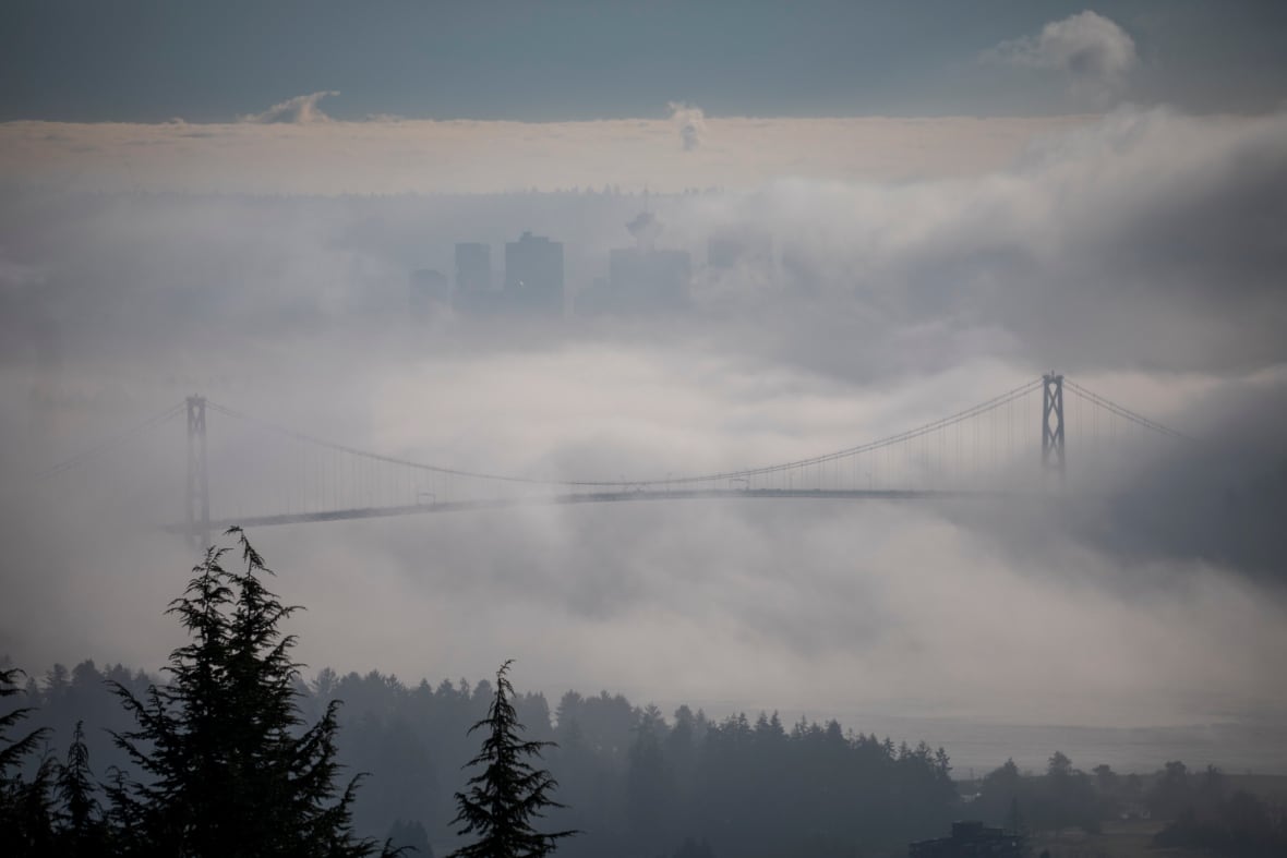 El puente de la puerta de los Leones se dispara en la distancia a través de la niebla.