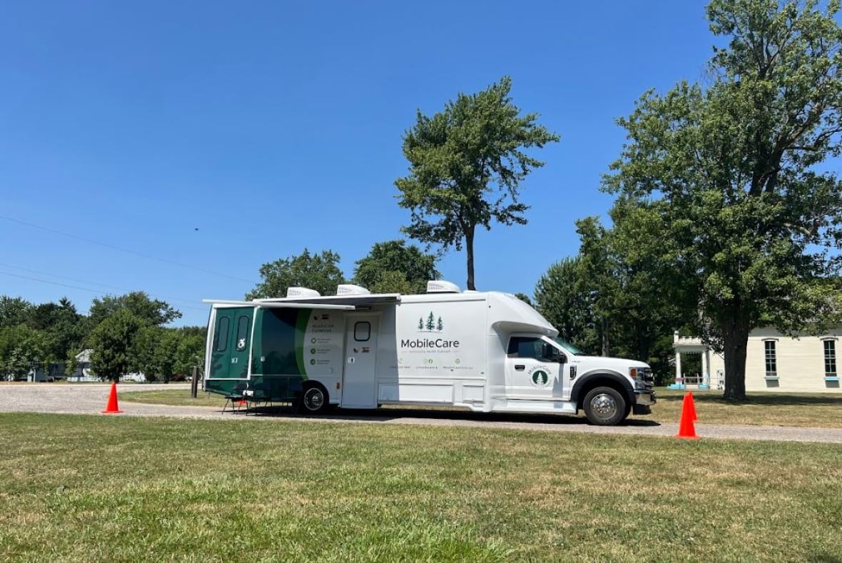 Uma de suas paradas regulares, a MobileCare Clinic, fica estacionada do lado de fora do Museu e Sítio Histórico Nacional de Buxton.