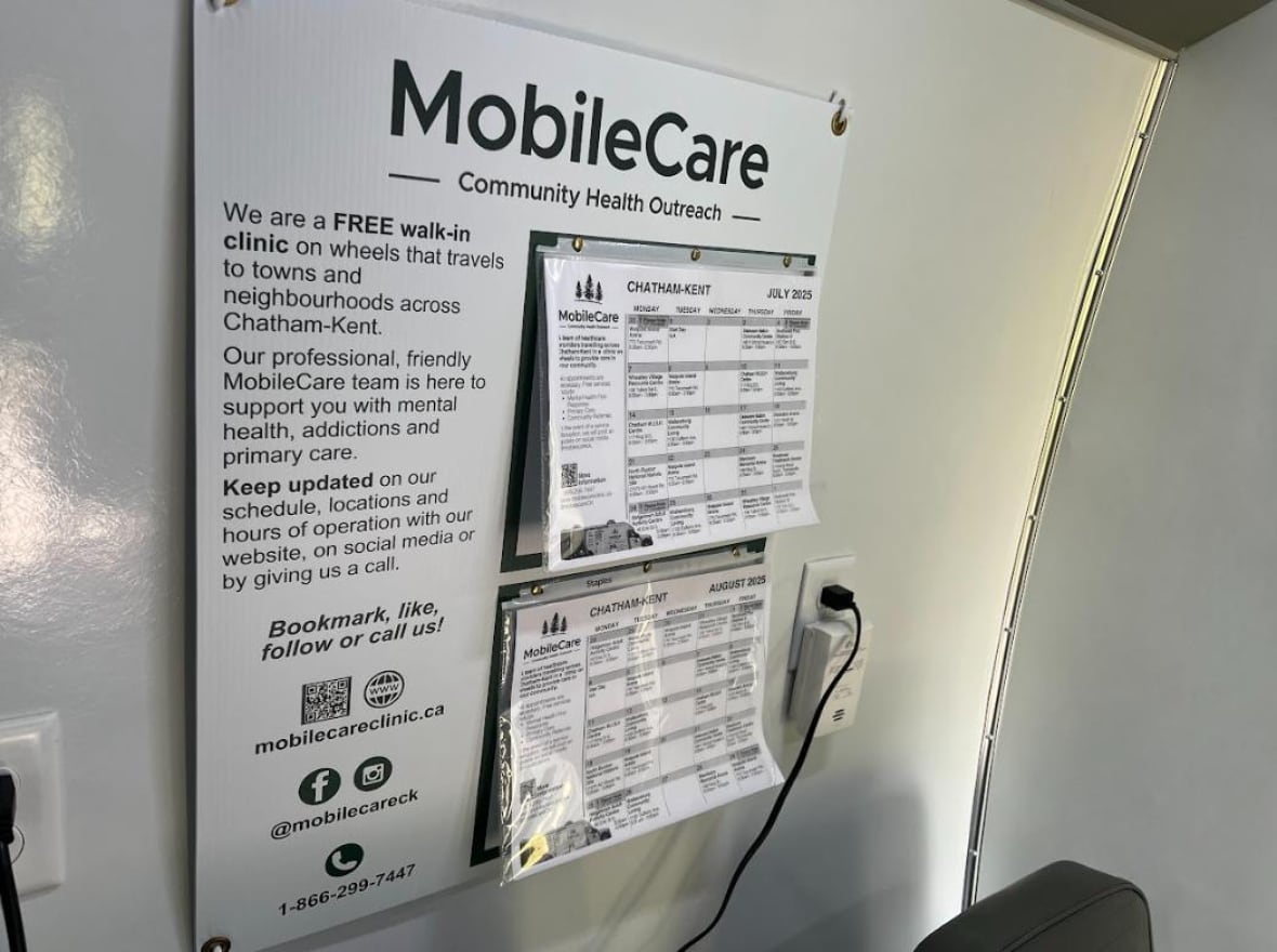 Um cronograma afixado está listado dentro da van MobileCare, mostrando cada parada programada na área de Chatham-Kent, Ontário.