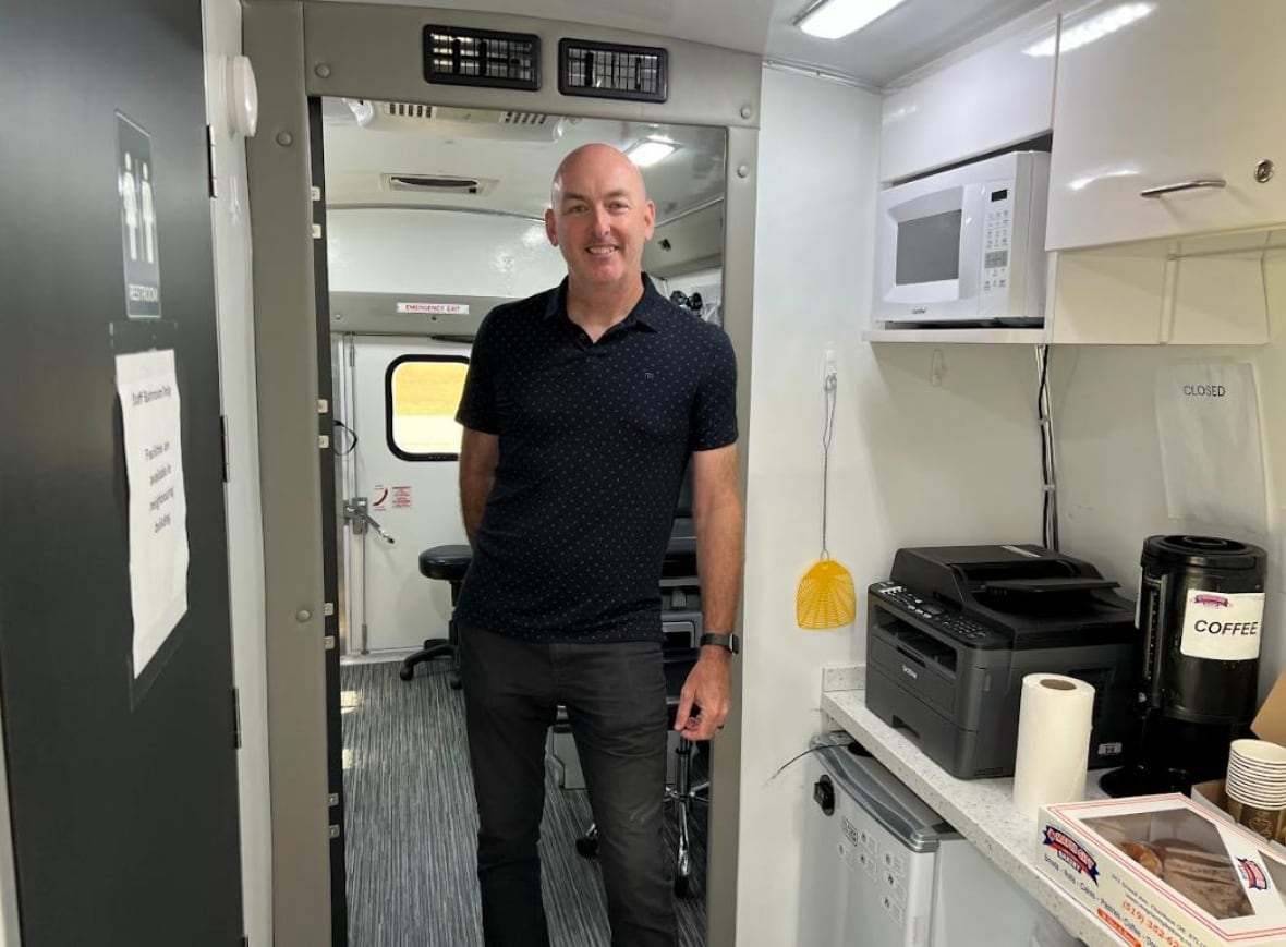 James Bromley, gerente de serviços integrados ao cliente da CMHA em Chatham-Kent, dentro da clínica MobileCare.