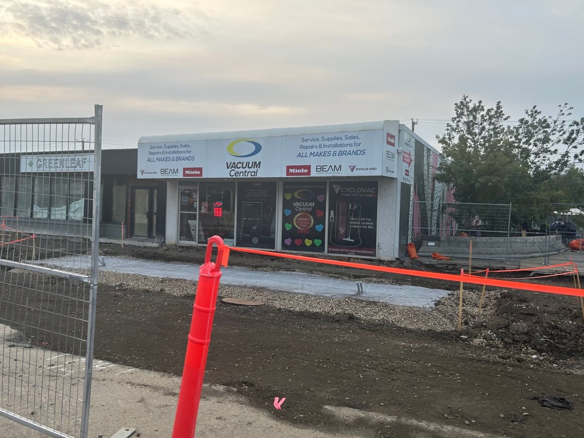 Construction closures in from of vacuum store business