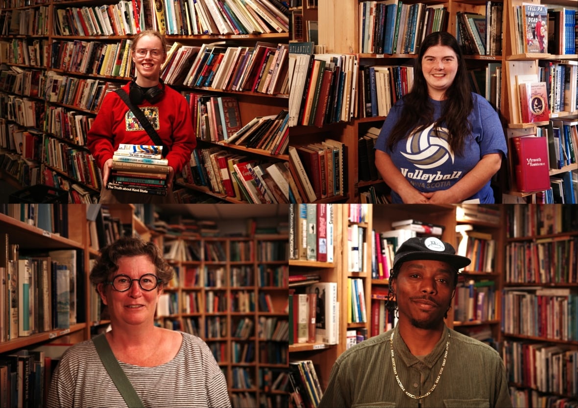 Cuatro personas se encuentran dentro de la librería.