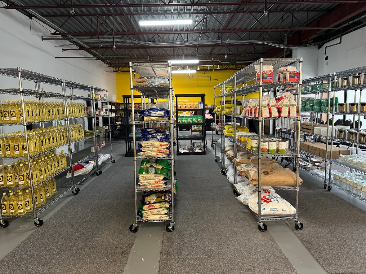 O Halal Food Bank Canada inaugurou sua nova unidade no Oxbury Mall, no leste de Londres. O banco de alimentos, aberto a todos os londrinos, tem como objetivo ajudar a fornecer itens essenciais e apoio ao emprego.