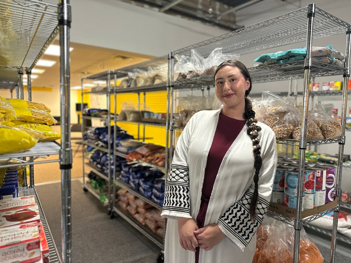 Kai Meloche, de 23 anos, é usuária do Halal Food Bank Canada e uma de suas voluntárias. Ela diz que o programa ajudou seu orçamento em um momento em que os preços dos alimentos e o custo de vida estavam altos.