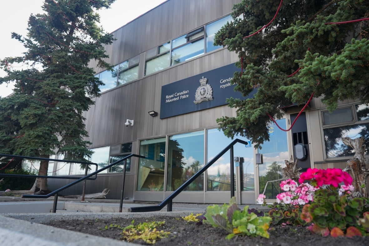 The outside of a building with an RCMP sign above the door.