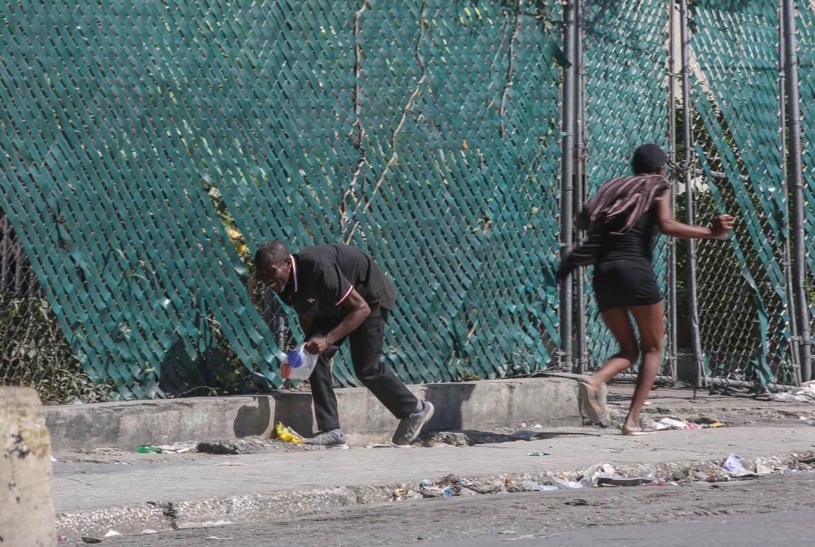 People want to cover between guns between policies and Port-au-Prince, Haiti.