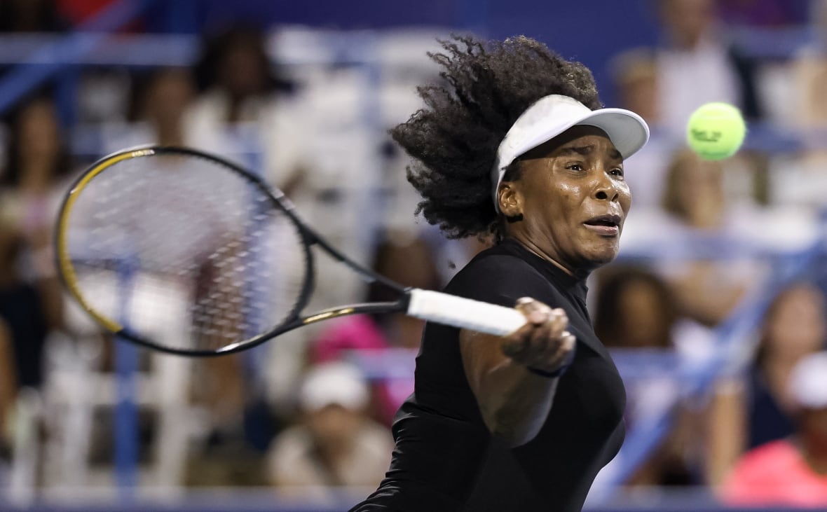 Una jugadora de tenis realiza un golpe de devolución.