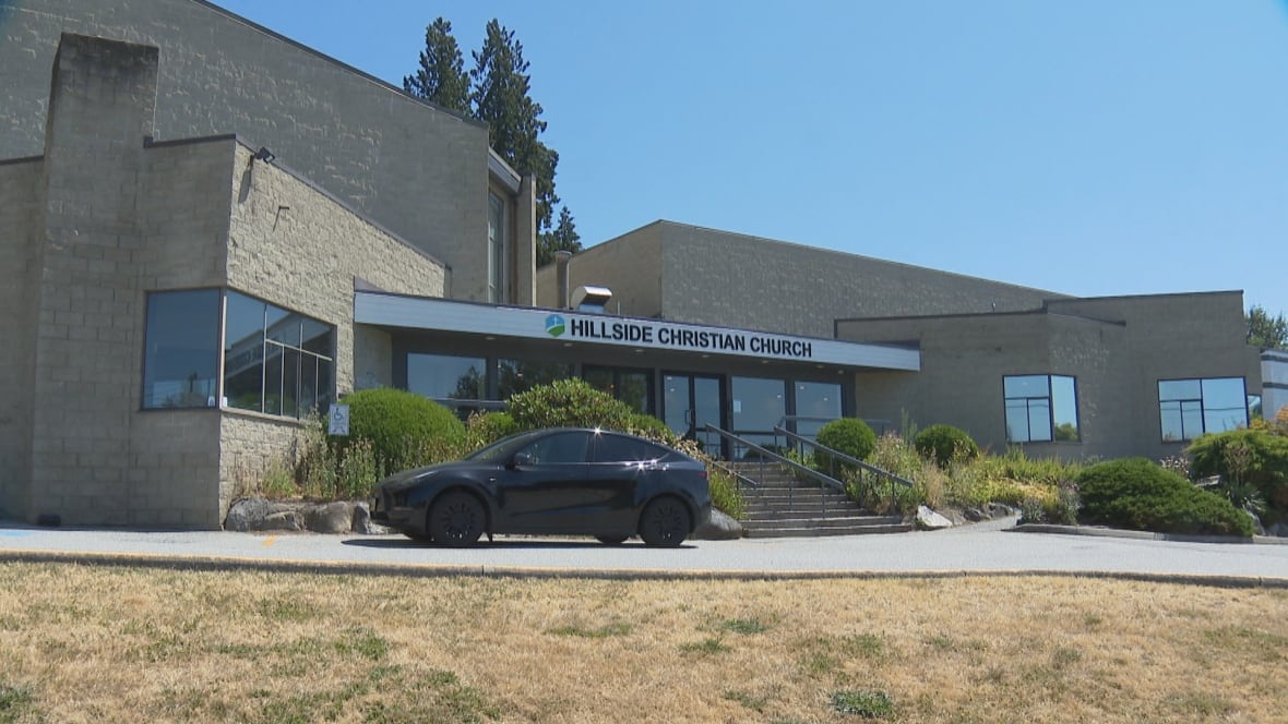 La Hillside Church di Cloverdale è uno dei due luoghi di culto presumibilmente interrotti da Steven Ravbar e Matthew Carapella. I due sono accusati di atti vandalici motivati dall'odio.