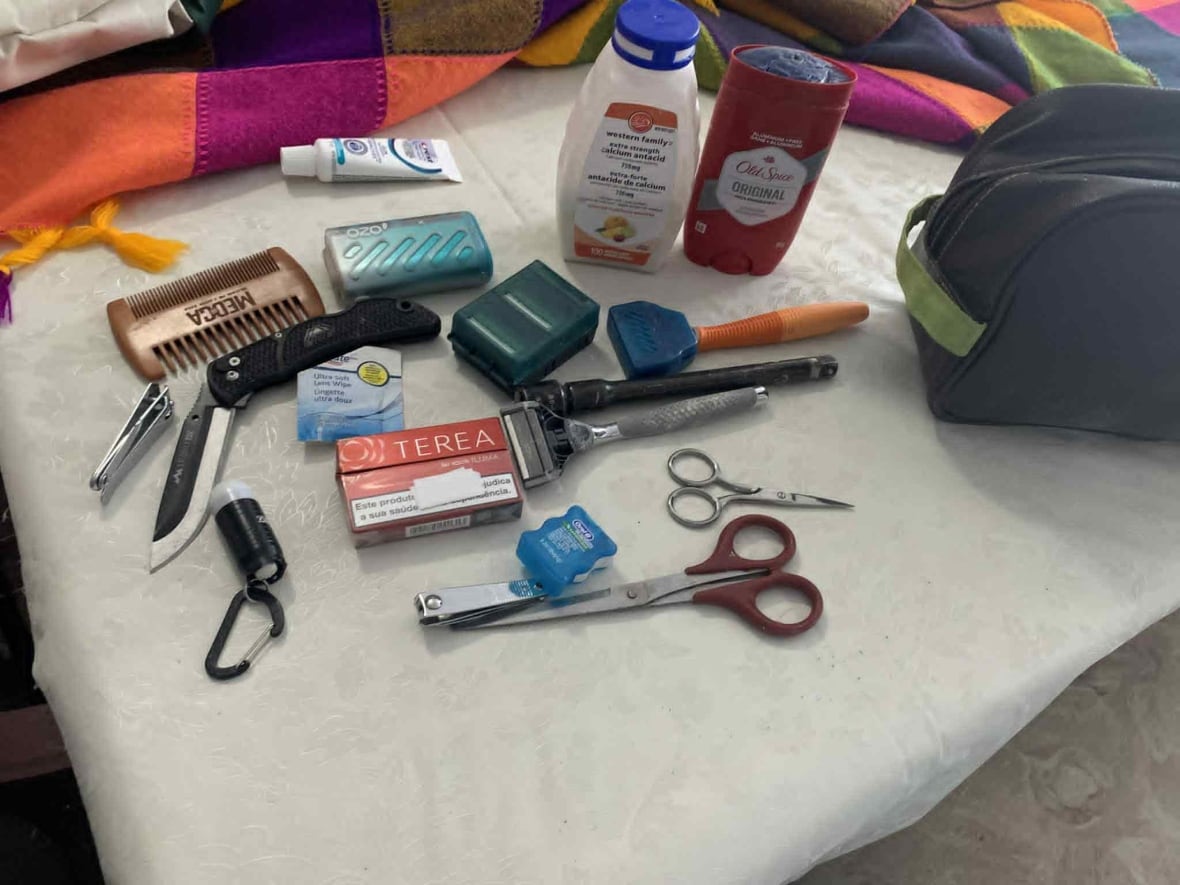 Pequeño negro con peine, cortadoras de uñas, hilo dental, tijeras, Vasg, navajas de afeitar y cuchillo.