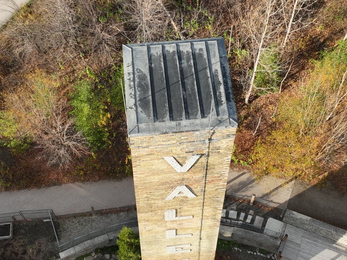 kelimeli, kapaklı tuğla bacanın havadan görünümü