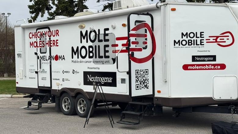 A trailer that says mole mobile on it.
