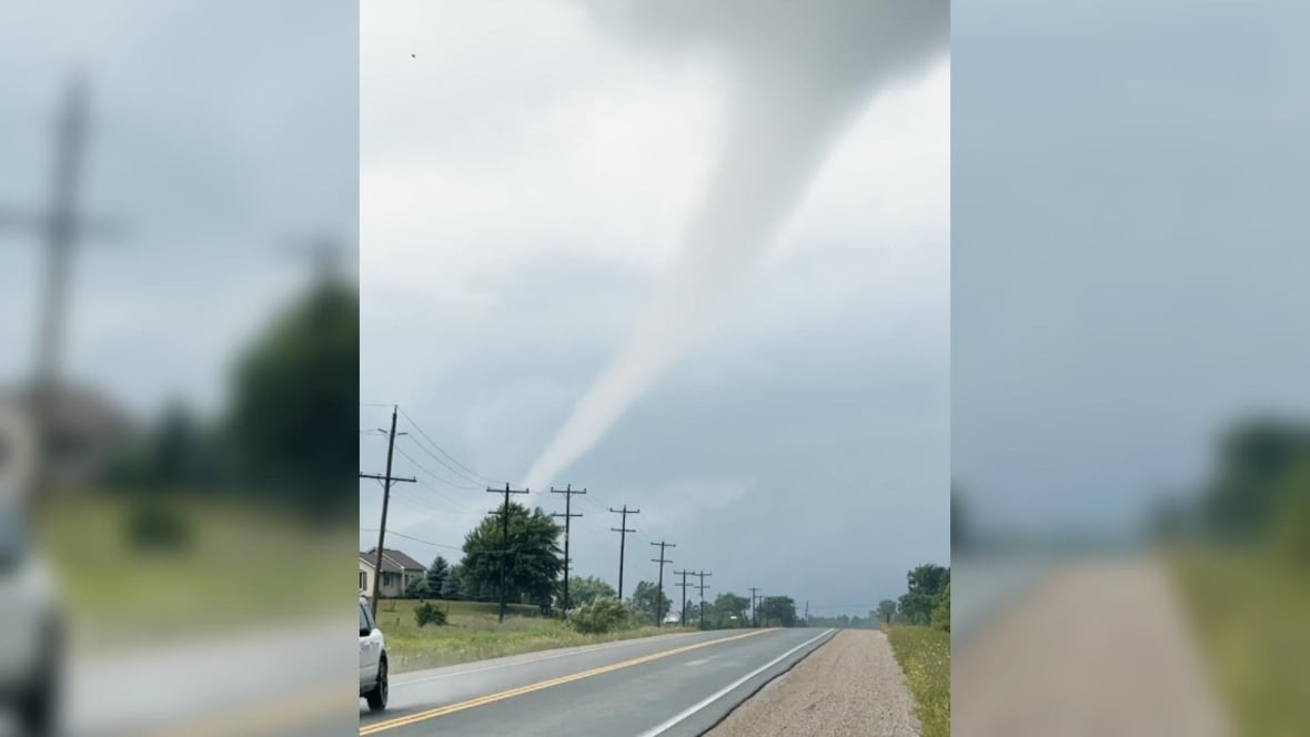 Una imagen fija de un tornado en el condado de Huron, grabada en un video por Tom Elgersma.