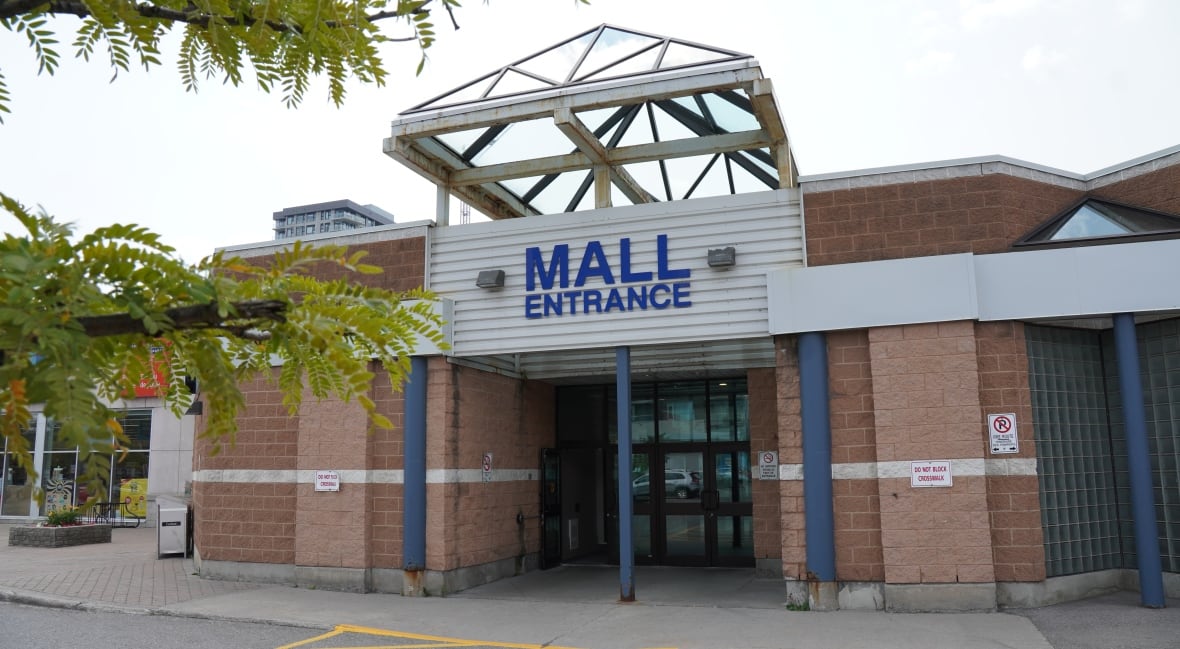 A sign that says "mall entrance"