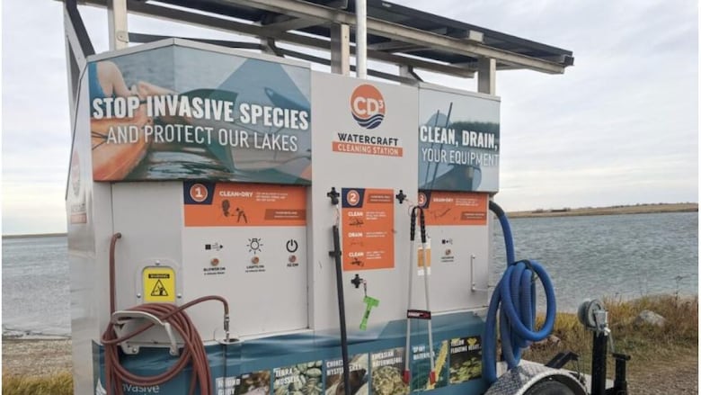 Picture of a mobile station with hoses to wash boats