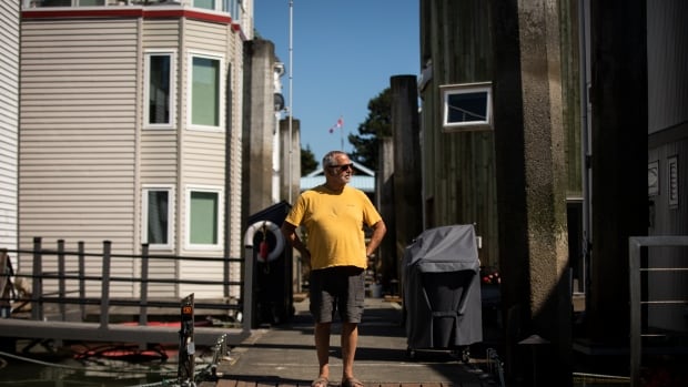 Floating home community in Delta, B.C., worries silt buildup in Fraser River putting it at risk