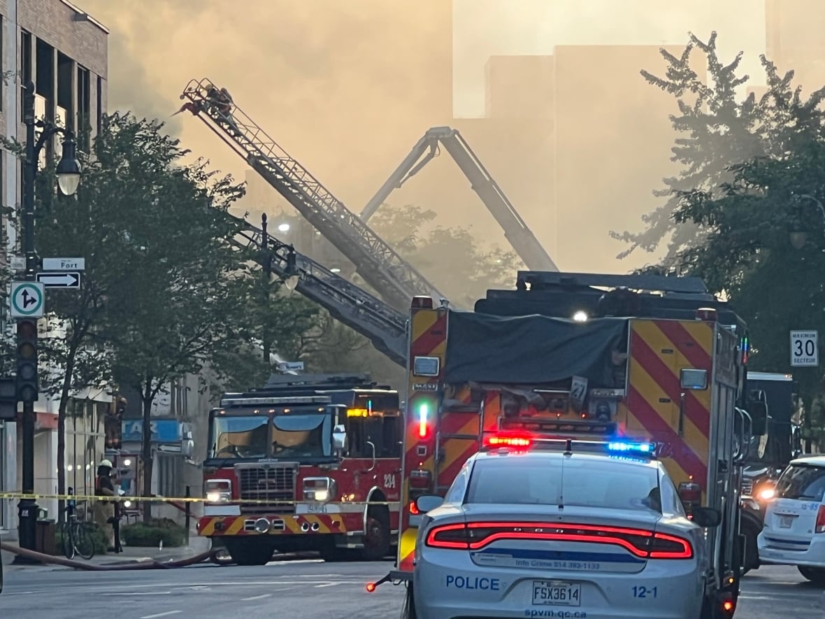 Los camiones de bomberos ocuparon St.-Catherine temprano en la mañana.
