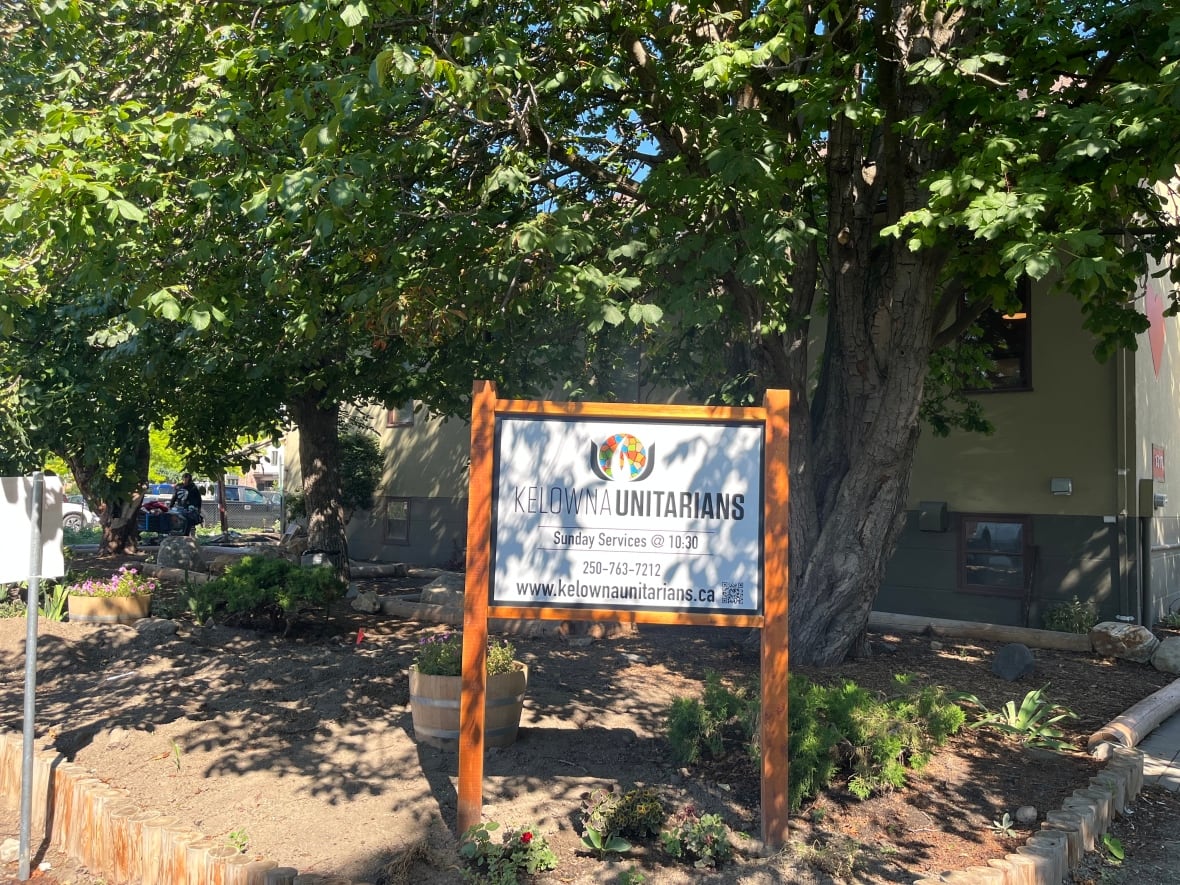 A sign that reads the Unitarian Church.