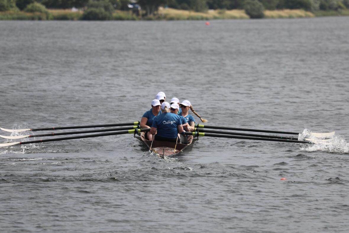 La cabeza de un pequeño bote de hileras, la gente tira de los Oods.
