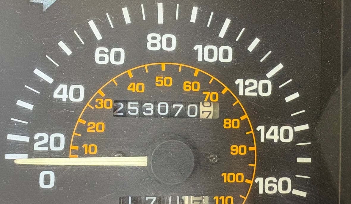 Una fotografía de cerca de un odómetro muestra 253.080 kilómetros.