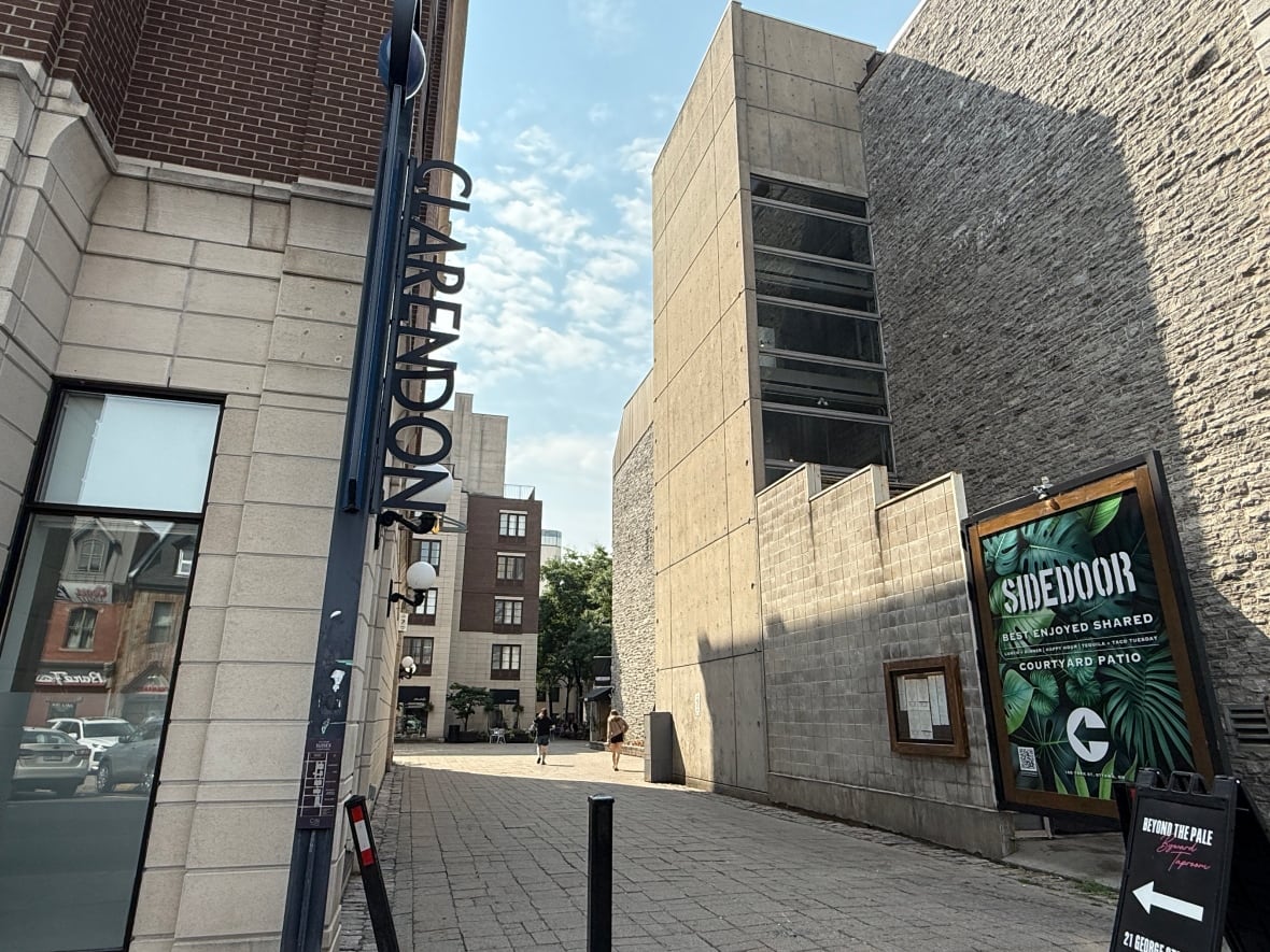 Patio sign for Sidedoor at the Clarendon Lane Courtyard entry