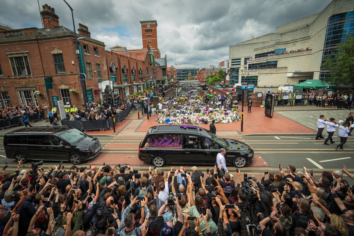 Een blik op de begrafenisstoet van Ozzy Osbourne terwijl deze op 30 juli 2025 door de straten van Birmingham, Engeland, trok.