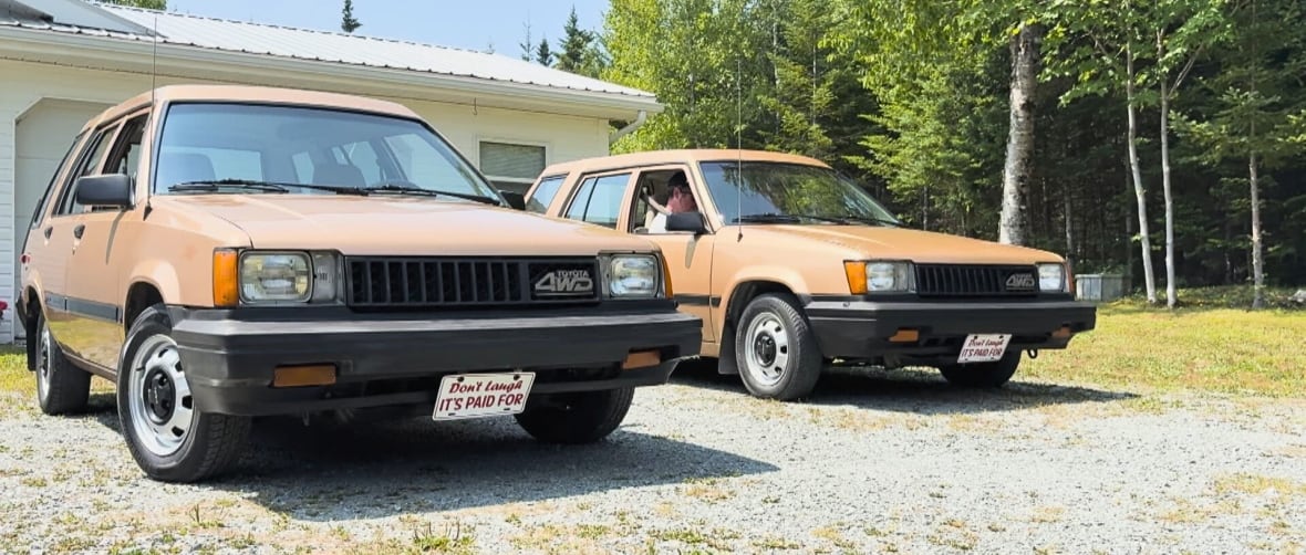 Dos Toyota Tercel idénticos están estacionados uno al lado del otro. Cada uno tiene una matrícula original en la parte delantera que dice: «No te rías, está pagado».