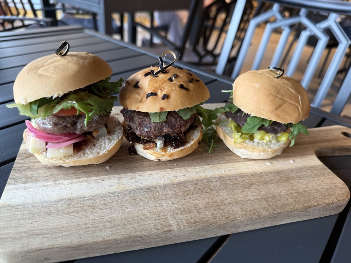 La hamburguesa de búfalo y alce llevaba mermelada de cereza y barbacoa, queso cheddar de búfalo, cebolla roja encurtida, lechuga de primavera y tomate, mientras que la hamburguesa de avestruz, más contundente, llevaba mermelada de tocino de pato, cebolla crujiente, queso azul y rúcula. La hamburguesa de grillo era mucho más ligera, con mayonesa de ajo vegana, chow chow y rúcula.