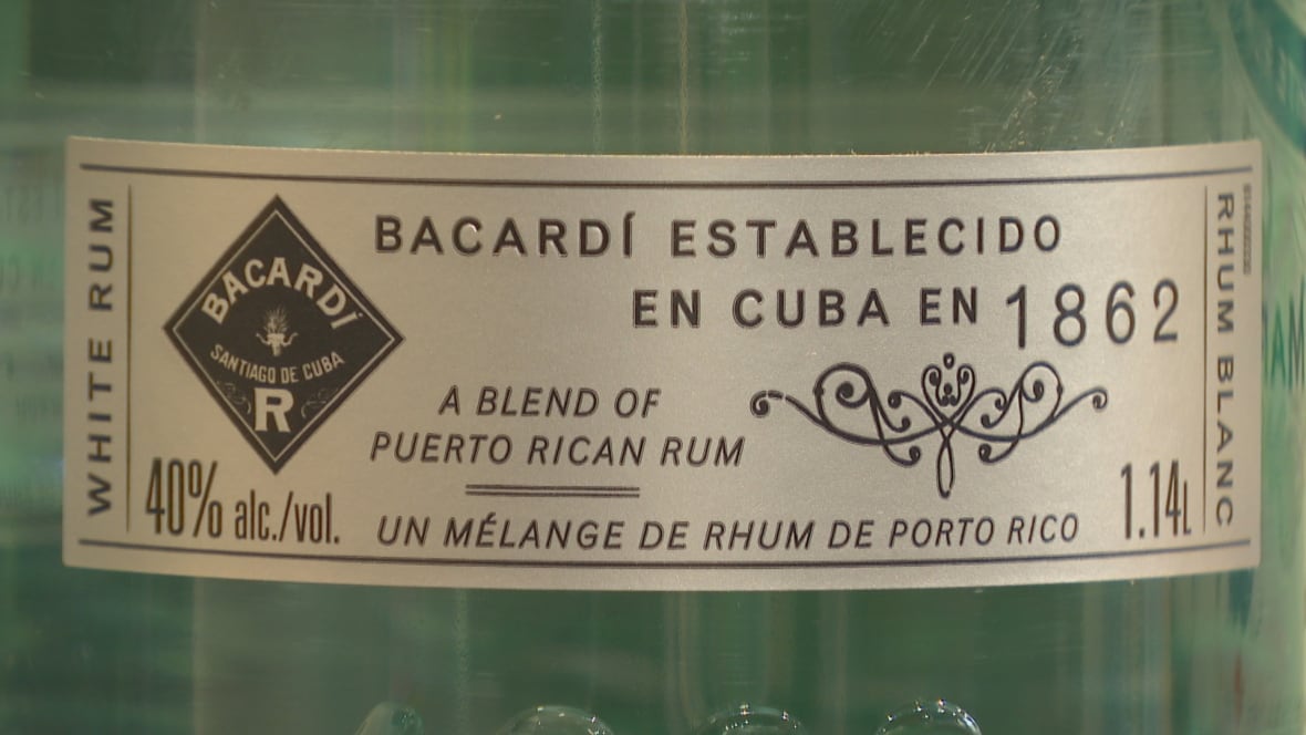 Se mostró la etiqueta de la botella del ron.