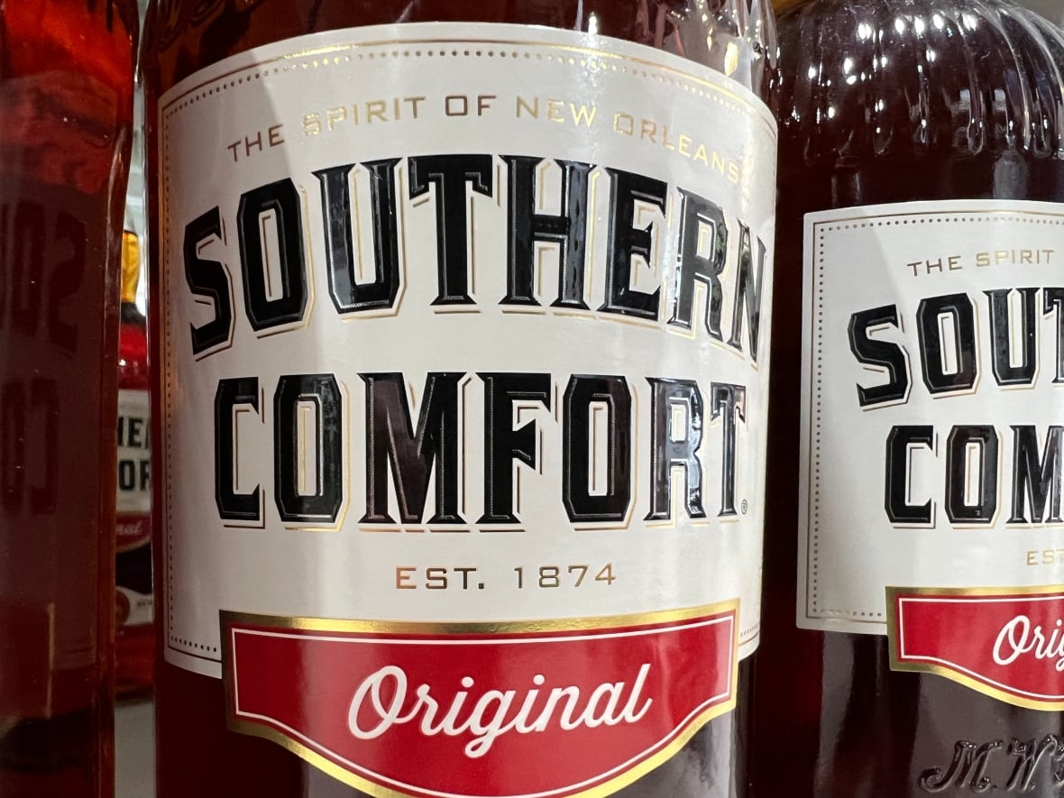 La botella de alcohol de Southern Comfort se muestra en el estante NSLC.