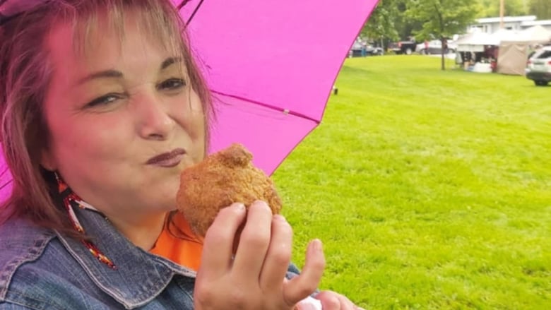 UFCW member Christine Holowka sampling fried bannock.