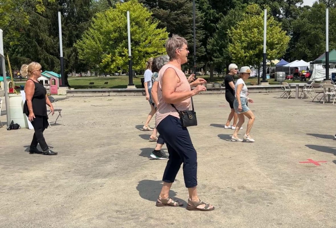 Een groep vrouwen die buiten danst