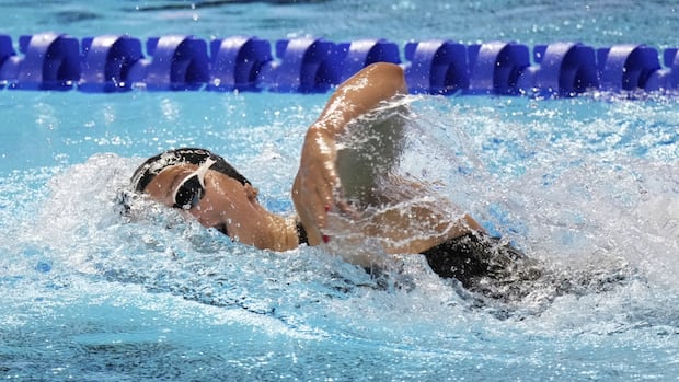 Summer McIntosh takes bronze as Katie Ledecky wins 800m freestyle at swimming worlds | CBC Sports