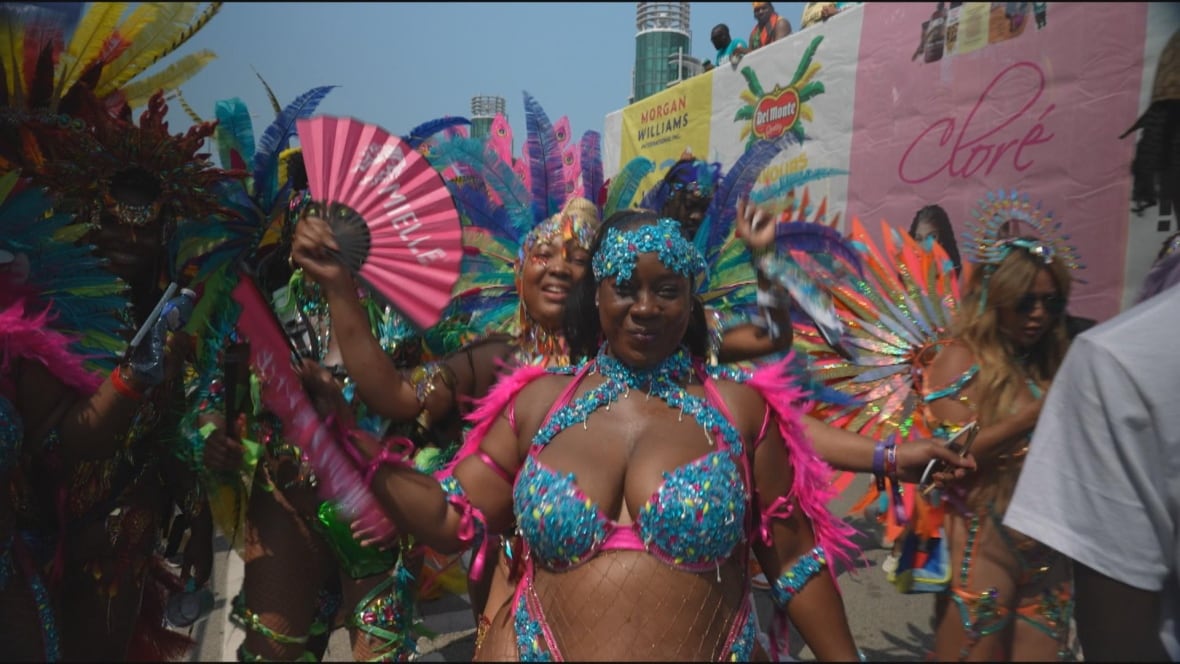 Juerguistas en atuendos de carnaval