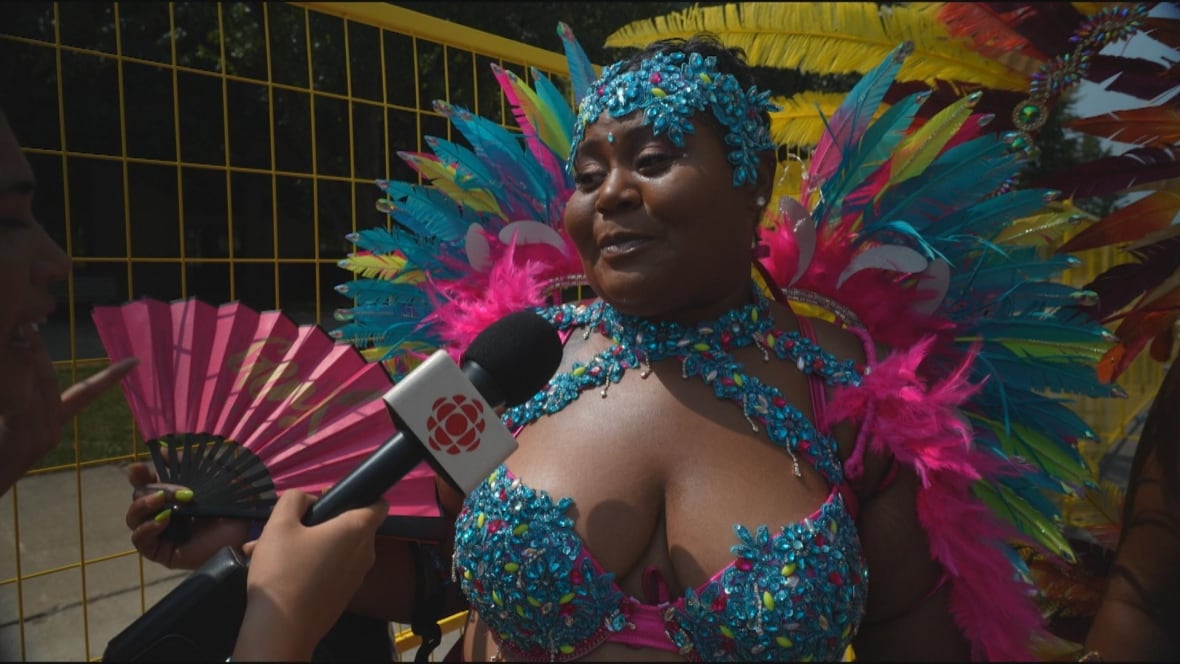 Mujer con ropa de carnaval