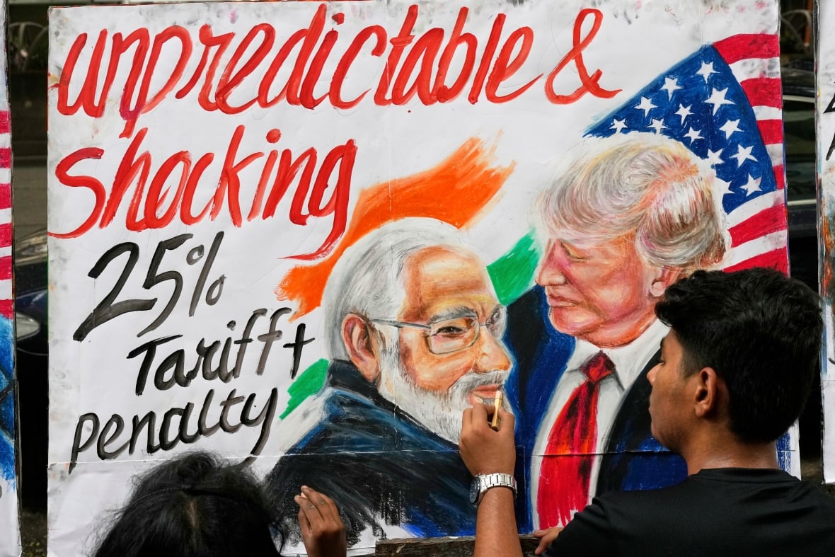 कॅमेर्यावर परत आलेल्या व्यक्तीने सार्वजनिक सेटिंगमध्ये कलाकृतीचा रंगीबेरंगी भाग पूर्ण केला.