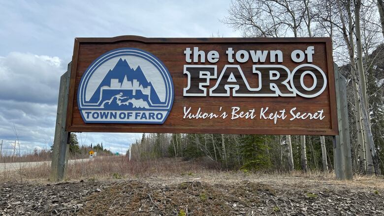 A sign in summer that says "The town of Faro: Yukon's best-kept secret."