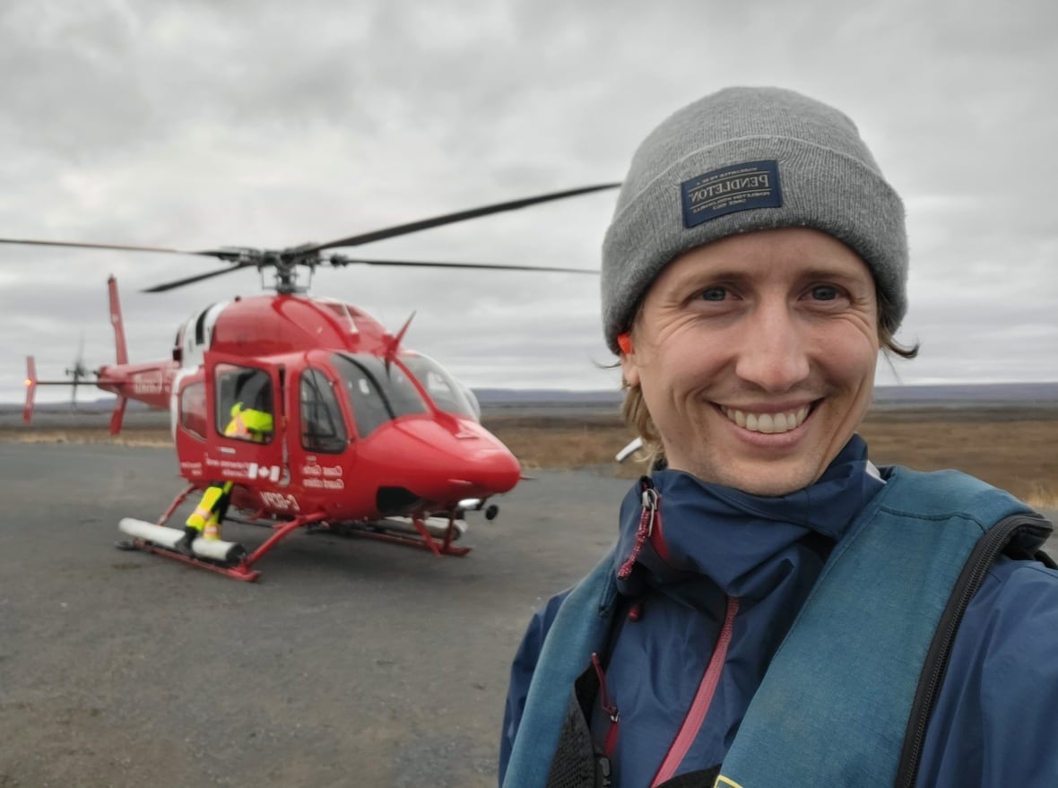 Tim estaba parado frente al helicóptero.
