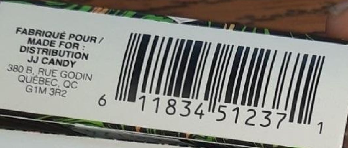 Código de barras detrás de la barra de chocolate.